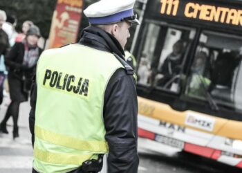 Policja i autobus MZK pod gorzowskim cmentarzem