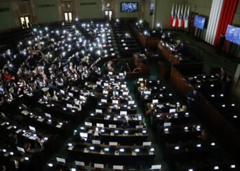 Na zakończenie dwudniowych obrad Zgromadzenia Parlamentarnego OBWE, na sali sejmowej wyłączono światło na znak solidarności z Ukrainą, 25 bm. Fot. PAP/Rafał Guz