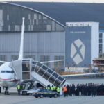 Piłkarska reprezentacji Polski na lotnisku w Warszawie, przed wylotem na mundial w Katarze, 17 bm. Fot. PAP/Leszek Szymański