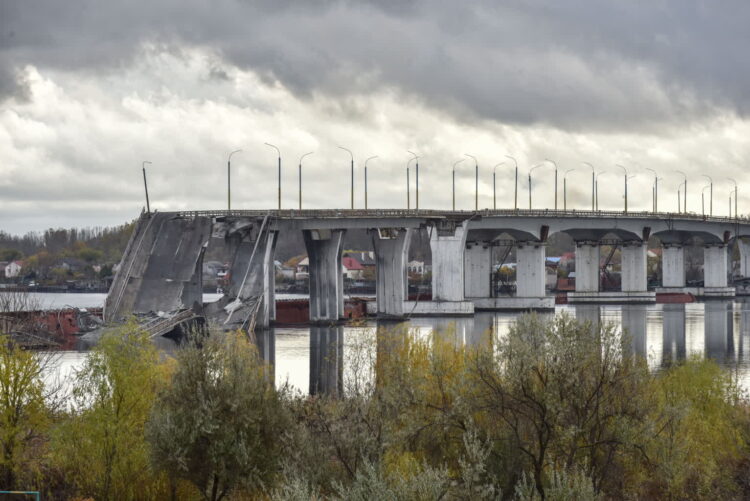 Uszkodzony most Antonowski w Chersoniu. Fot. PAP/EPA/OLEG PETRASYUK