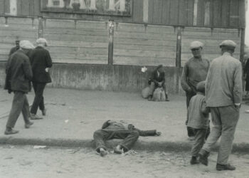 Ulica w Charkowie 1932, przechodnie mijają zmarłych z głodu ludzi. Fot. Alexander Wienerberger