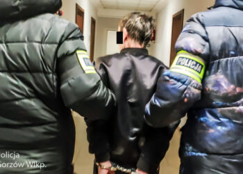 Gorzowscy policjanci odzyskali 12 tys., które seniorka rzuciła z balkonu oszustowi Radio Zachód - Lubuskie