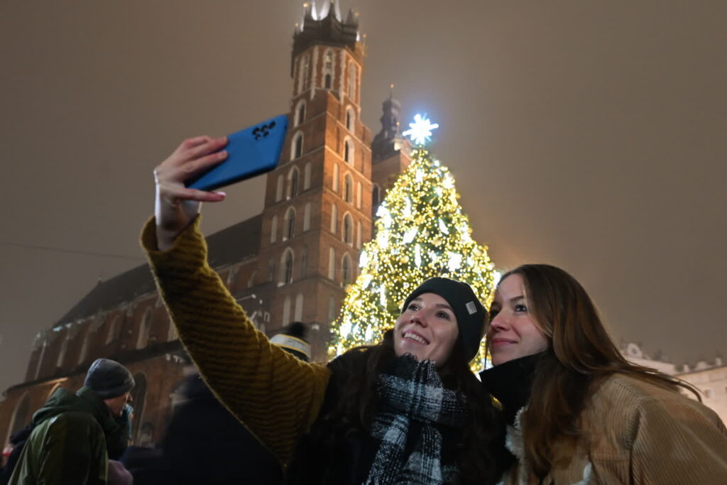 Na bożonarodzeniowej choince na Rynku Głównym w Krakowie rozbłysły lampki, 3 bm. Fot. PAP/Art Service 2