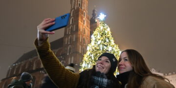 Na bożonarodzeniowej choince na Rynku Głównym w Krakowie rozbłysły lampki, 3 bm. Fot. PAP/Art Service 2
