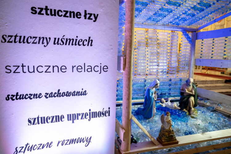Fot. PAP. Szopka bożonarodzeniowa w parafii pw. Chrystusa Dobrego Pasterza w Białych Błotach. Szopka została wykonana z prawie 600 plastikowych butelek, z przesłaniem: „oby w naszym życiu tego co sztuczne, było jak najmniej”