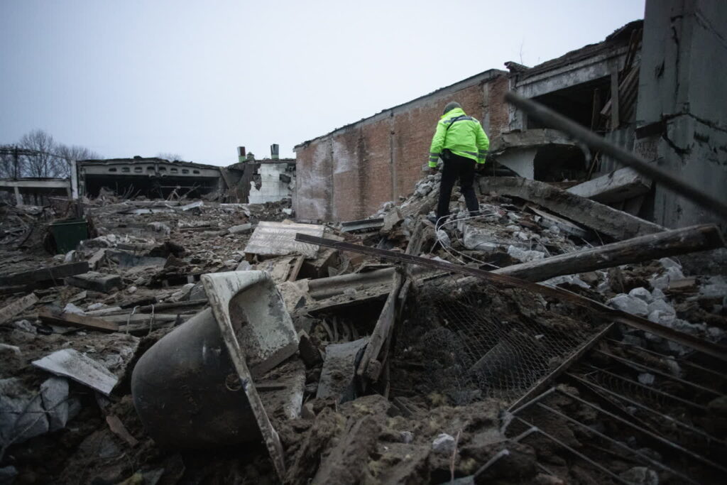 Eksperci od materiałów wybuchowych pracują w miejscu wybuchu w Charkowie, 15 bm. Fot. PAP/Eugene Titov