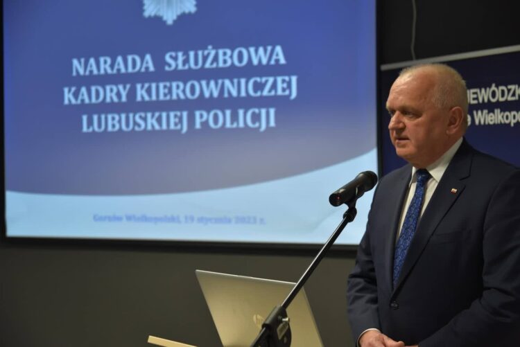 Wojewoda lubuski Władysław Dajczak spotkał się z policjantami