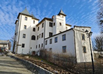 Zamek w Grodźcu Śląskim od strony północno-zachodniej, 2022. Fot. MichalPL - Praca własna, CC BY-SA 4.0, https://commons.wikimedia.org/w/index.php?curid=115601955