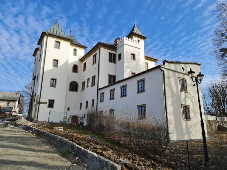 Zamek w Grodźcu Śląskim od strony północno-zachodniej, 2022. Fot. MichalPL - Praca własna, CC BY-SA 4.0, https://commons.wikimedia.org/w/index.php?curid=115601955