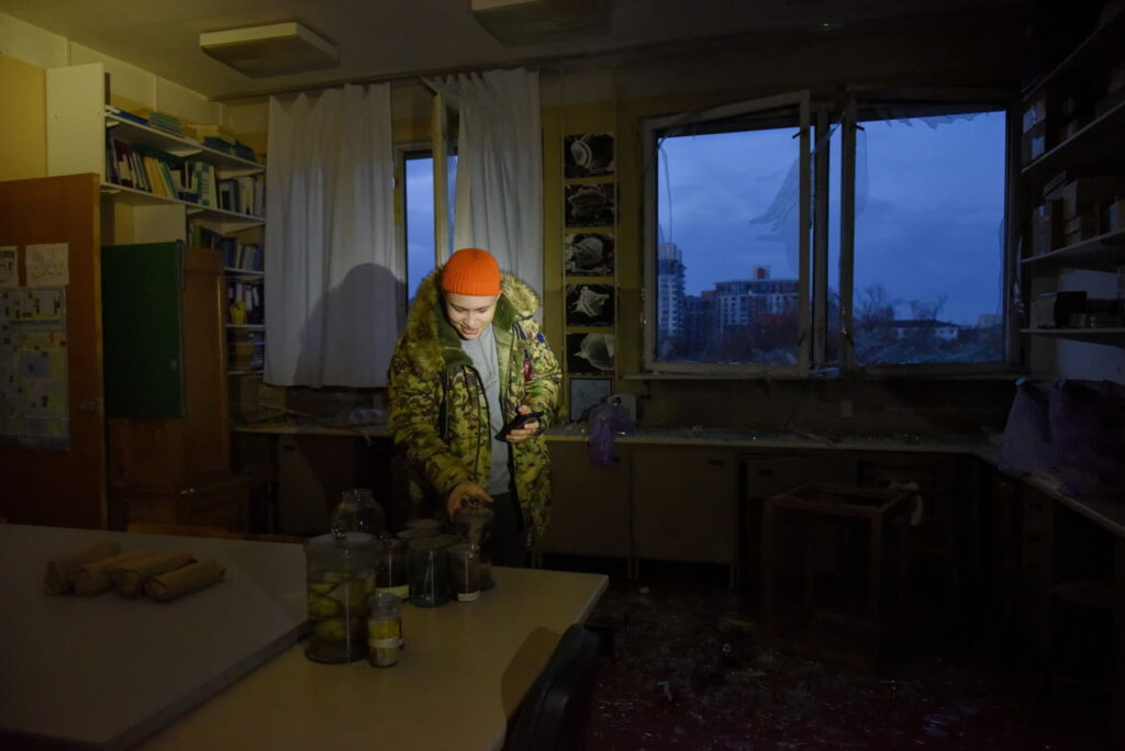 Dmytro, student wydziału biologicznego Kijowskiego Narodowego Uniwersytetu im. Tarasa Szewczenki w laboratorium, które zostało uszkodzone w wyniku ataku rakietowego w Kijowie (Kijów), Ukraina, 31 grudnia 2022 r. Fot. PAP/EPA/OLEG PETRASYUK