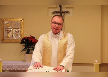 Ksiądz Tomasz Duszczak.