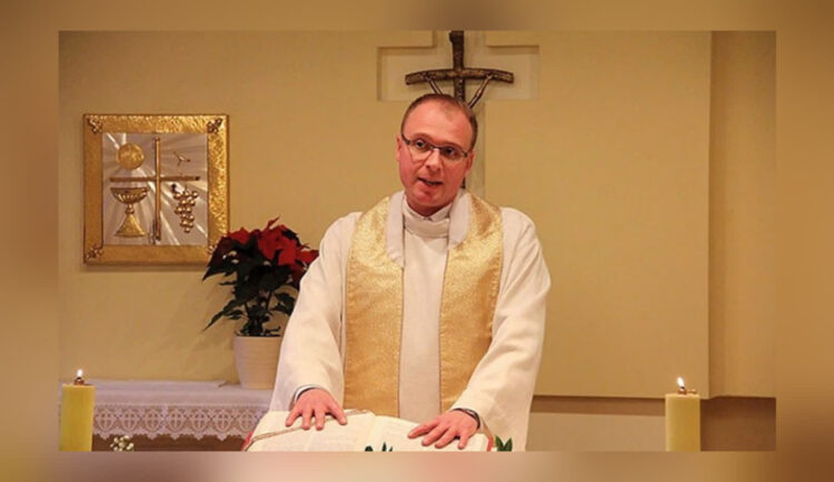 Ksiądz Tomasz Duszczak.