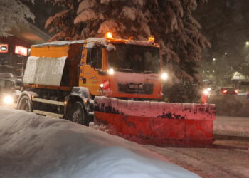 Odśnieżanie ulic w związku z intensywnymi opadami śniegu w Zakopanem, 19 bm. Fot. PAP/Grzegorz Momot
