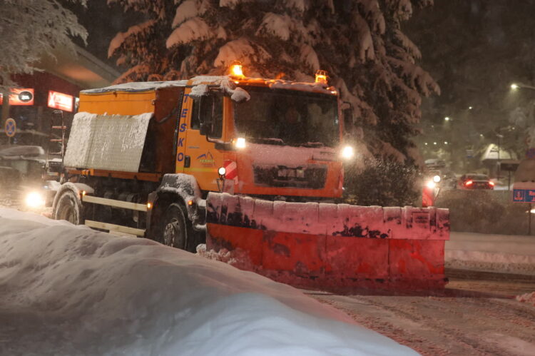 Odśnieżanie ulic w związku z intensywnymi opadami śniegu w Zakopanem, 19 bm. Fot. PAP/Grzegorz Momot