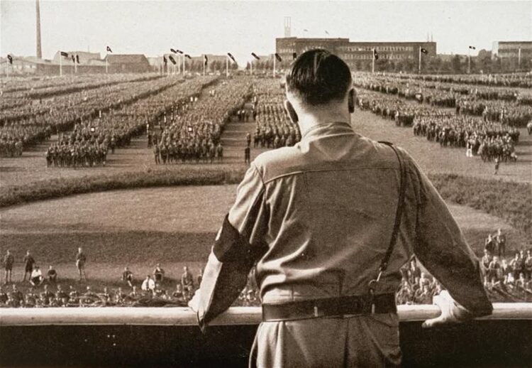 Adolf Hitler przemawia na wiecu SA. Fot. encyclopedia.ushmm.org