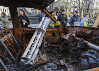 Ludzie we Lwowie oglądają zniszczone samochody przywiezione przez ochotników z linii frontu pod Bachmutem, 03 stycznia 2023 r. Fot. PAP/EPA/MYKOLA TYS