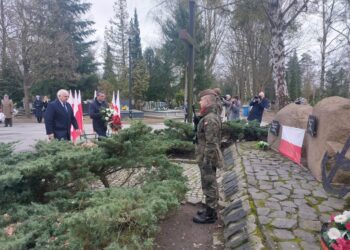 Kwiaty pod pomnikiem AK Radio Zachód - Lubuskie