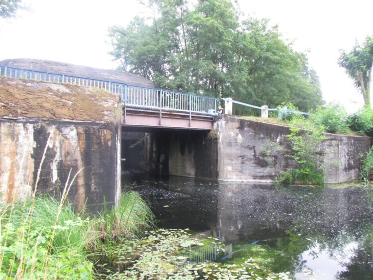 Ołobok ma zabytkowy most ze schronem Radio Zachód - Lubuskie