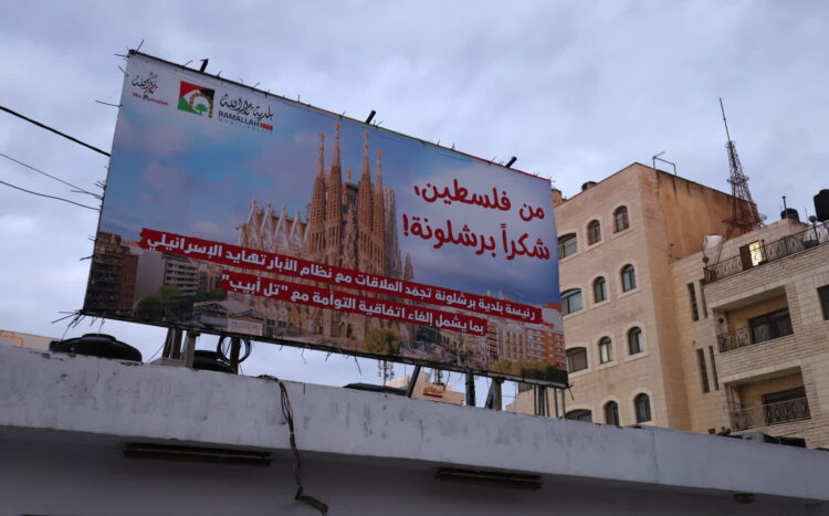 Billboard z podziękowaniem Barcelonie za zerwanie więzi z Tel Awiwem, Ramllah na Zachodnim Brzegu, 13 lutego 2023 r. Fot. PAP/EPA/ALAA BADARNEH 7427