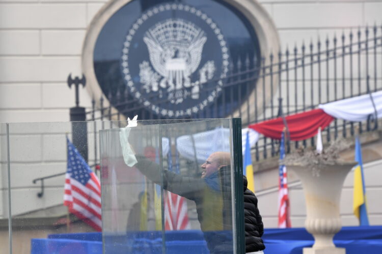 Warszawa, 21.02.2023. Wizyta prezydenta USA Joe Bidena.  Przygotowania do przemówienia prezydenta Stanów Zjednoczonych Joe Bidena, 21 bm. w Warszawie. Prezydent Biden jest z wizyt¹ w Polsce. Wyg³osi do narodu polskiego przemówienie w Arkadach Kubickiego w ogrodach Zamku Królewskiego. (aldg) PAP/Radek Pietruszka