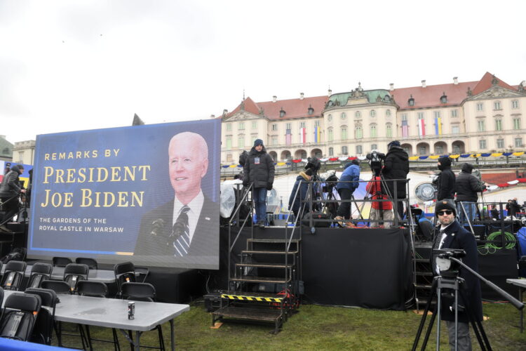 Warszawa, 21.02.2023. Wizyta prezydenta USA Joe Bidena.  Przygotowania do przemówienia prezydenta Stanów Zjednoczonych Joe Bidena, 21 bm. w Warszawie. Prezydent Biden jest z wizyt¹ w Polsce. Wyg³osi do narodu polskiego przemówienie w Arkadach Kubickiego w ogrodach Zamku Królewskiego. (aldg) PAP/Radek Pietruszka