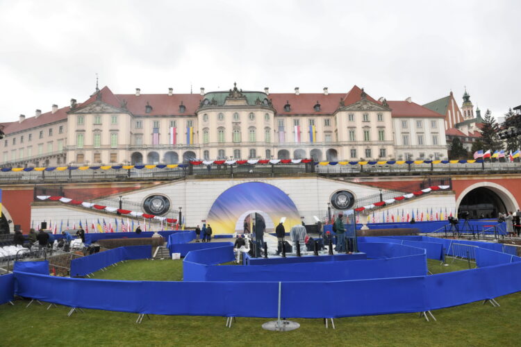 Warszawa, 21.02.2023. Wizyta prezydenta USA Joe Bidena.  Przygotowania do przemówienia prezydenta Stanów Zjednoczonych Joe Bidena, 21 bm. w Warszawie. Prezydent Biden jest z wizyt¹ w Polsce. Wyg³osi do narodu polskiego przemówienie w Arkadach Kubickiego w ogrodach Zamku Królewskiego. (aldg) PAP/Radek Pietruszka