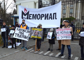 Demonstracja „Nie damy zgasić Memoriału” przed ambasadą Rosji w Warszawie, 21 listopada 2021. Fot. Tomasz Molina https://commons.wikimedia.org/w/index.php?curid=112721102
