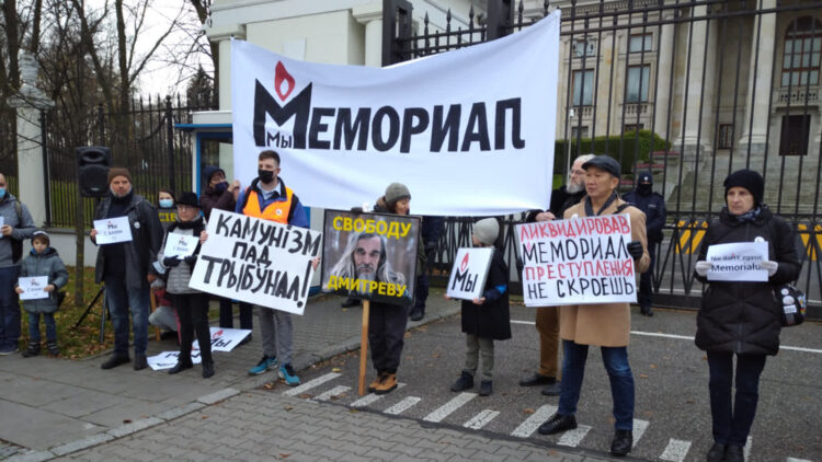 Demonstracja „Nie damy zgasić Memoriału” przed ambasadą Rosji w Warszawie, 21 listopada 2021. Fot. Tomasz Molina https://commons.wikimedia.org/w/index.php?curid=112721102