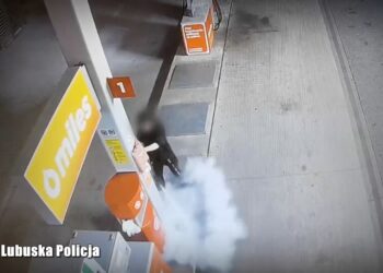 20-latek bez powodu użył i niszczył sprzęt gaśniczy na stacji paliw w Gubinie [WIDEO] Radio Zachód - Lubuskie