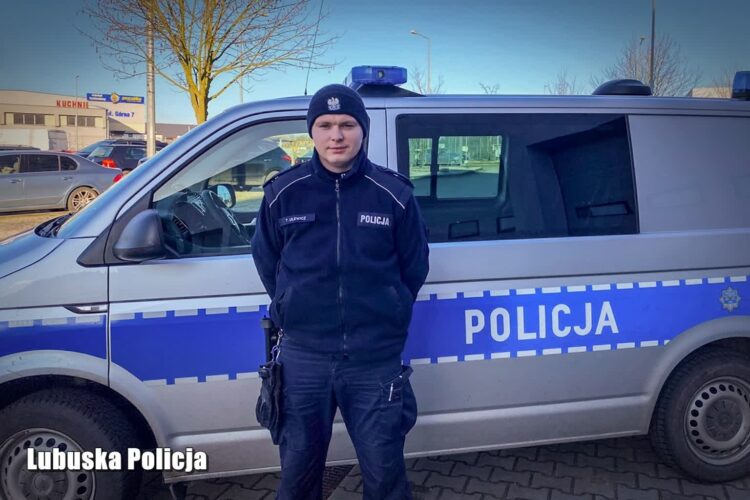 Sierżant Tomasz Ulewicz pełni służbę w Komendzie Powiatowej Policji w Żaganiu. Fot. Lubuska Policja