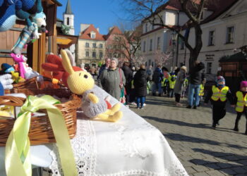 Zając znaleziony. 800 dzieci na deptaku na przedświątecznej zabawie Radio Zachód - Lubuskie