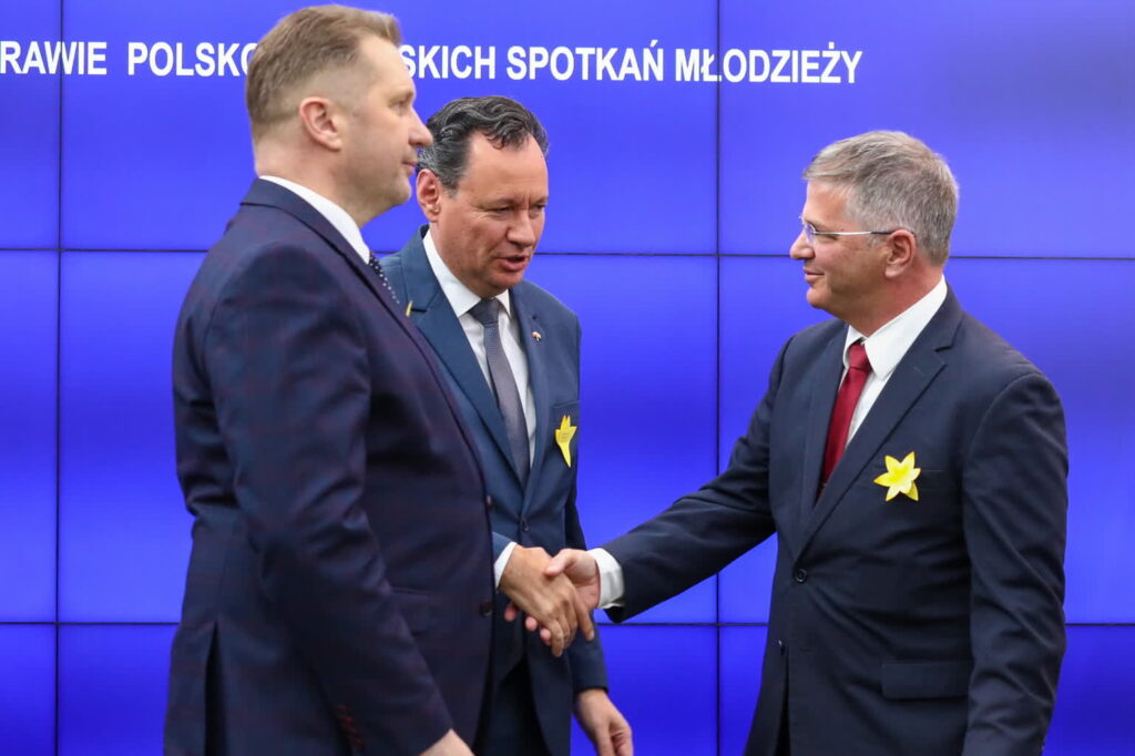 Minister edukacji i nauki RP Przemysław Czarnek oraz minister edukacji i nauki Izraela Jo'awe Kisz i ambasador Izraela w Polsce Yacov Livne (pośrodku). Fot. PAP/Tomasz Gzell