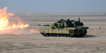 M1A1 Abrams podczas strzału. Fot. U.S. Navy photo