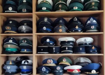 Policyjne czapki z różnych stron świata w holu Uniwersytetu Zielonogórskiego Radio Zachód - Lubuskie
