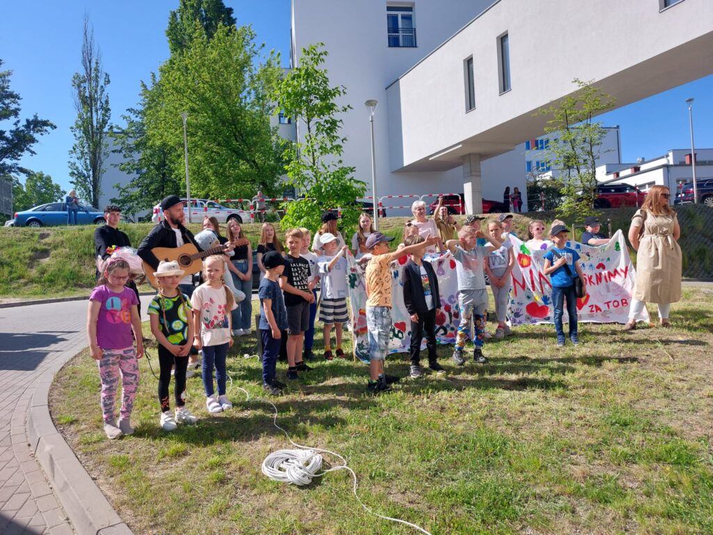 Niezwykła akcja pod szpitalem dla chorej Niny! Uczniowie z Sulęcina wspierają koleżankę [WIDEO, ZDJĘCIA] Radio Zachód - Lubuskie