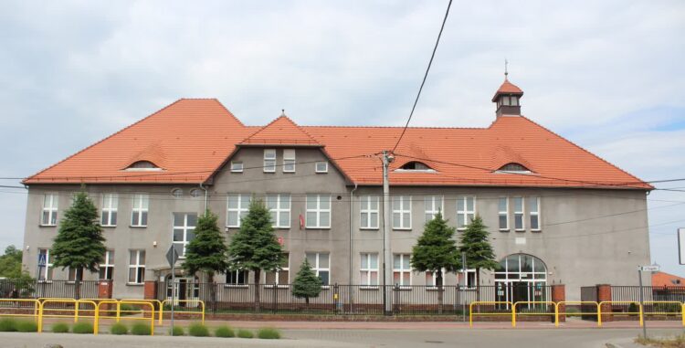 Szkoła w Cybince z nowym dachem 9 fot. UM Cybinka