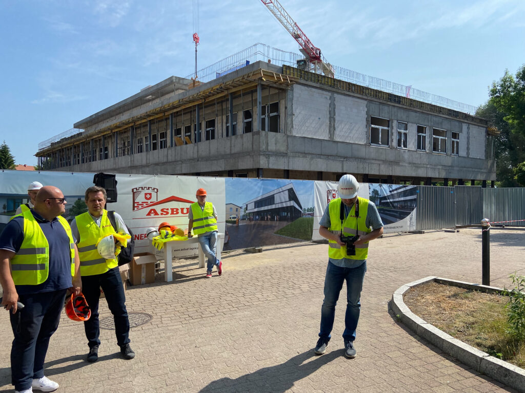 Na pawilonie Lubuskiego Centrum Ortopedii zawisła wiecha [DUŻO ZDJĘĆ] Radio Zachód - Lubuskie