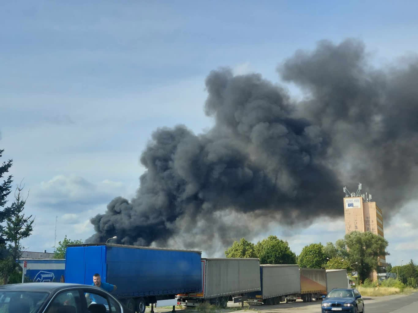 Pożar hali z odpadami w Przylepie [ZDJĘCIA]. Apel do mieszkańców: zostańcie w domu i zamknijcie okna Radio Zachód - Lubuskie