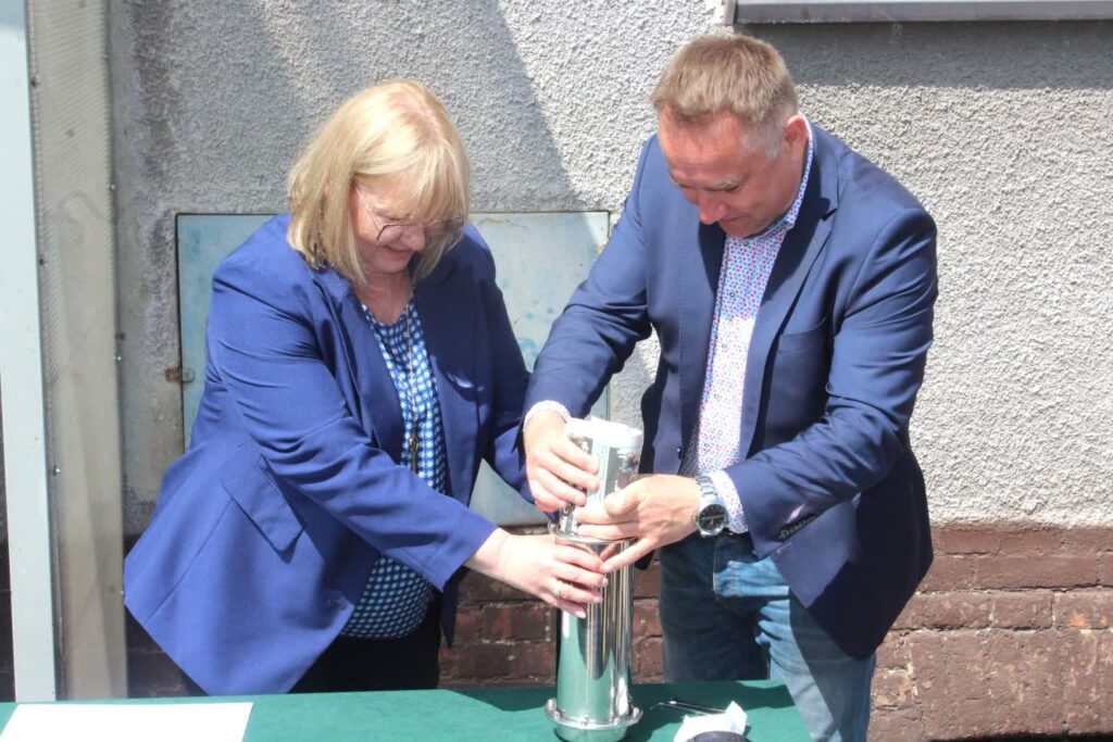 Nowa kapsuła czasu na szkole w Cybince fot. UM Cybinka