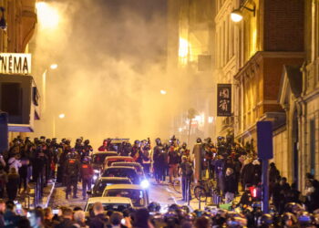 Piąta noc zamieszek we Francji. Godzina policyjna i tysiące funkcjonariuszy na ulicach Radio Zachód - Lubuskie