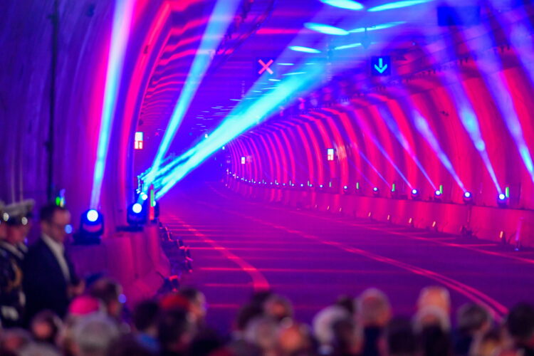 winoujcie, 30.06.2023. Uroczystoæ otwarcia tunelu pod win¹, 30 bm. w winoujciu. Otwarcie tunelu pod win¹, który po³¹czy³ wyspy Uznam i Wolin, ma zapewniæ lepsz¹ komunikacjê dla mieszkañców i turystów. Dotychczas, aby dostaæ siê do kurortu, konieczne by³o przeprawianie siê promami, co powodowa³o czêsto du¿e kolejki i opónienia. (mr) PAP/Marcin Bielecki