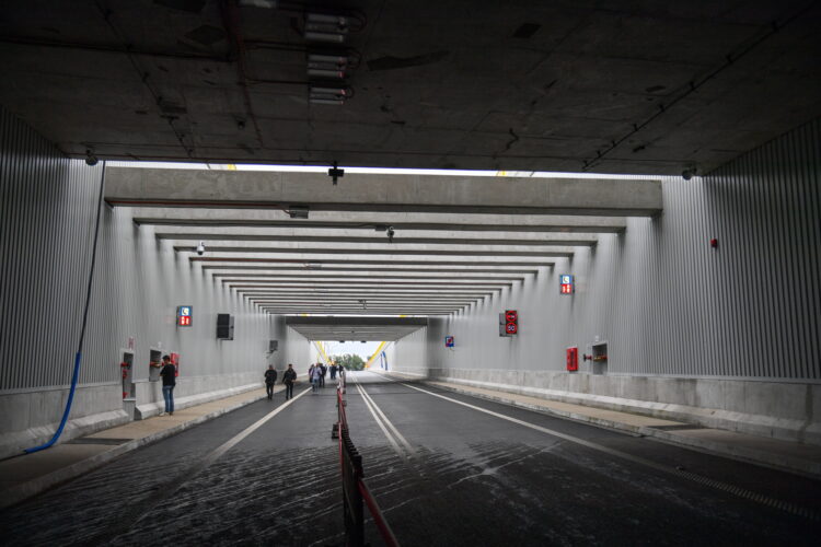 winoujcie, 30.06.2023. Przygotowania do otwarcia tunelu pod win¹, 30 bm. w winoujciu. Otwarcie tunelu pod win¹, który po³¹czy³ wyspy Uznam i Wolin, ma zapewniæ lepsz¹ komunikacjê dla mieszkañców i turystów. Dotychczas, aby dostaæ siê do kurortu, konieczne by³o przeprawianie siê promami, co powodowa³o czêsto du¿e kolejki i opónienia. (mr) PAP/Marcin Bielecki