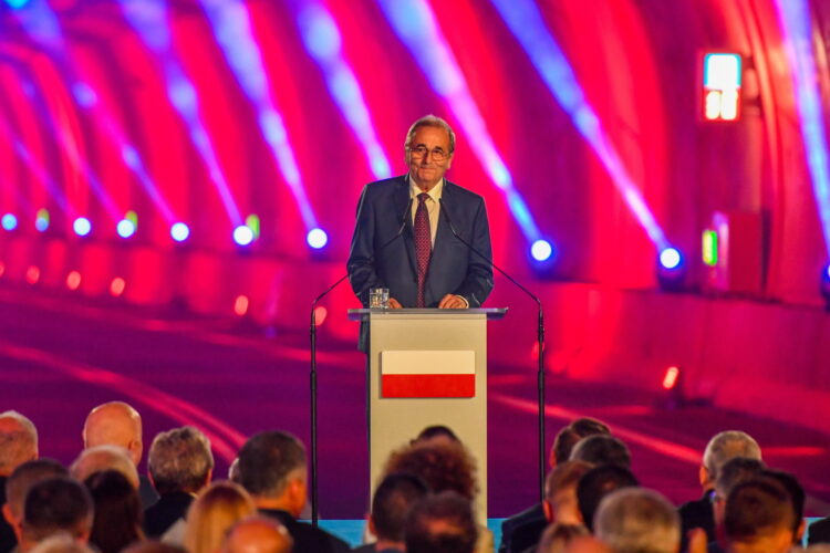 winoujcie, 30.06.2023. Prezydent winoujcia Janusz ¯murkiewicz podczas otwarcia tunelu pod win¹, 30 bm. w winoujciu. Otwarcie tunelu pod win¹, który po³¹czy³ wyspy Uznam i Wolin, ma zapewniæ lepsz¹ komunikacjê dla mieszkañców i turystów. Dotychczas, aby dostaæ siê do kurortu, konieczne by³o przeprawianie siê promami, co powodowa³o czêsto du¿e kolejki i opónienia. (mr) PAP/Marcin Bielecki