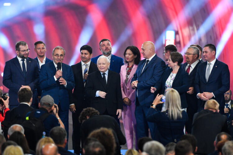 winoujcie, 30.06.2023. Wicepremier Jaros³aw Kaczyñski (C) podczas otwarcia tunelu pod win¹, 30 bm. w winoujciu. Otwarcie tunelu pod win¹, który po³¹czy³ wyspy Uznam i Wolin, ma zapewniæ lepsz¹ komunikacjê dla mieszkañców i turystów. Dotychczas, aby dostaæ siê do kurortu, konieczne by³o przeprawianie siê promami, co powodowa³o czêsto du¿e kolejki i opónienia. (mr) PAP/Marcin Bielecki