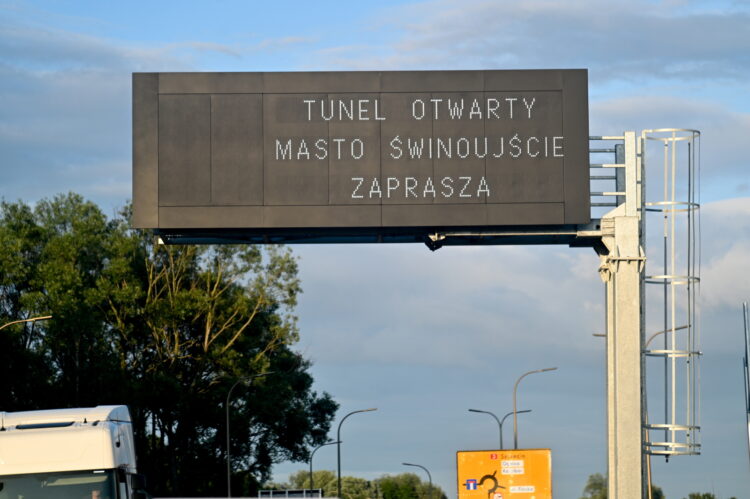 winoujcie, 30.06.2023. Informacja o otwarciu tunelu pod win¹, 30 bm. w winoujciu. Otwarcie tunelu pod win¹, który po³¹czy³ wyspy Uznam i Wolin, ma zapewniæ lepsz¹ komunikacjê dla mieszkañców i turystów. Dotychczas, aby dostaæ siê do kurortu, konieczne by³o przeprawianie siê promami, co powodowa³o czêsto du¿e kolejki i opónienia. (amb) PAP/Marcin Bielecki