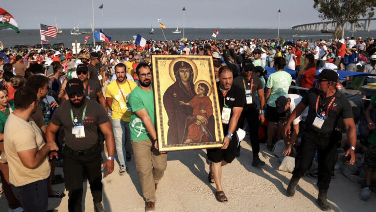 Około 1 mln osób na czuwaniu z papieżem Franciszkiem w Lizbonie 9 Fot. PAP