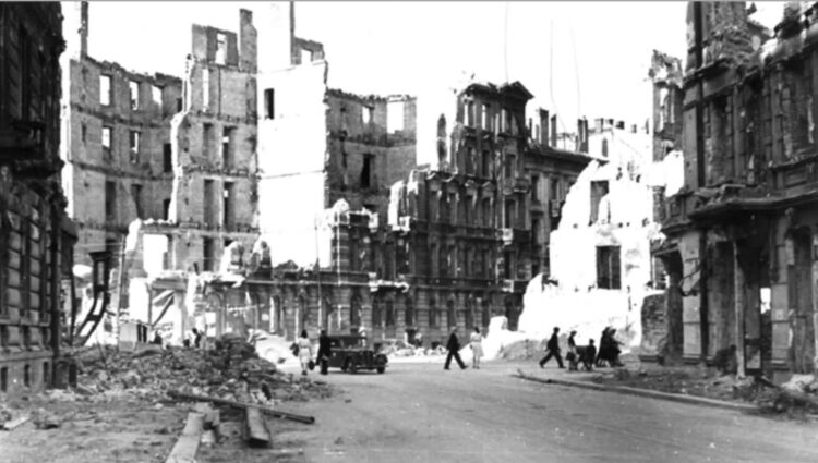 Zburzone przez Niemców budynki w Śródmieściu Warszawy (1945 r.). Fot. zbiory NAC