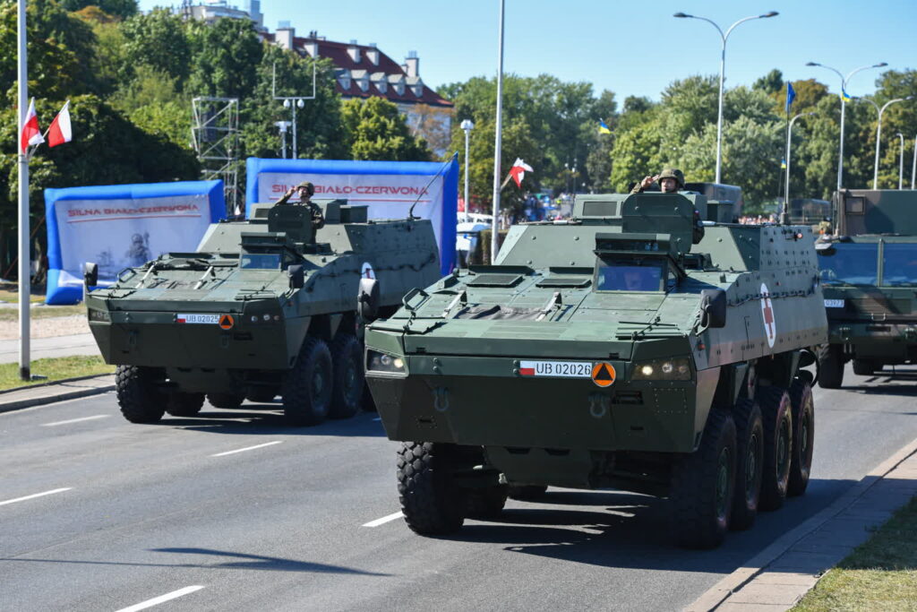 Defilada "Silna Biało-Czerwona" z okazji Święta Wojska Polskiego 2023, 15 bm. w Warszawie. Fot. PAP/Radek Pietruszka