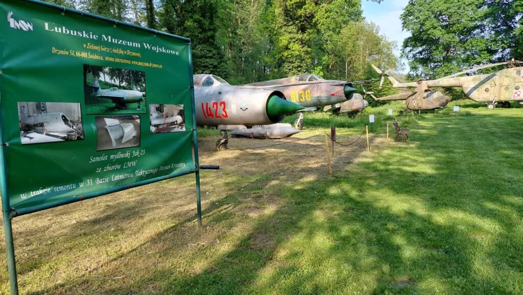 Husaria i rycerstwo na Pikniku Militarnym w Drzonowie. 15 sierpnia odwiedź muzeum wojskowe Radio Zachód - Lubuskie