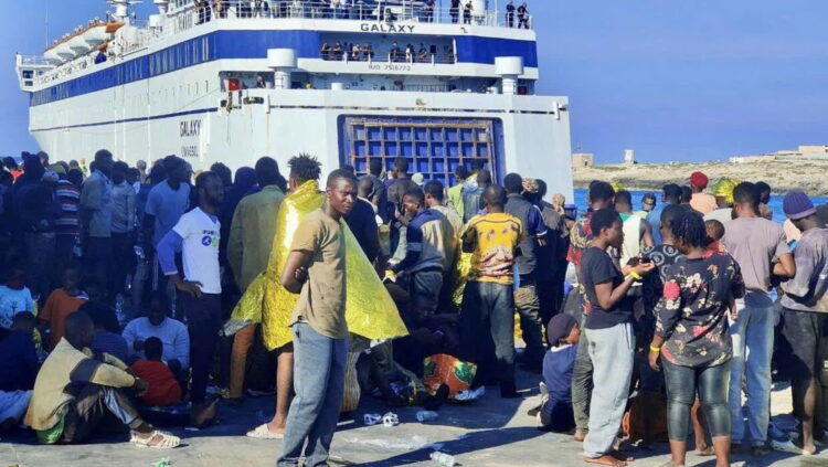 Imigranci z Afryki na wyspie Lampedusa. Fot. PAP/EPA/ANSA/ELIO DESIDERIO